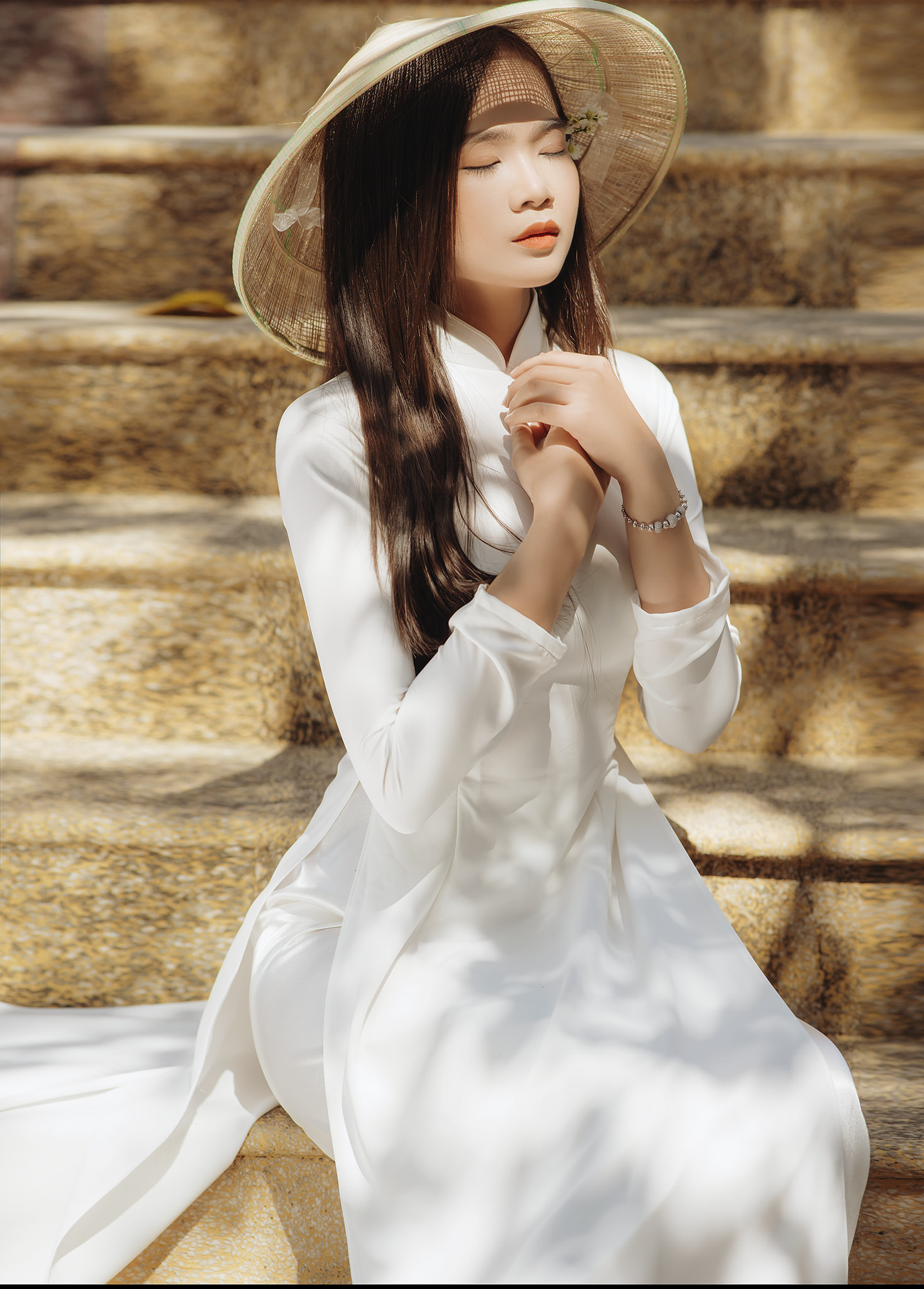 Sự kết hợp giữa áo dài trắng và nón lá 