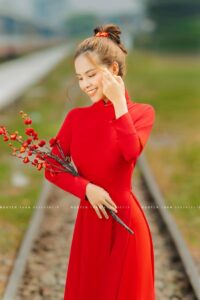 Bộ ảnh thiếu nữ áo dài đỏ cầm hoa xinh đẹp